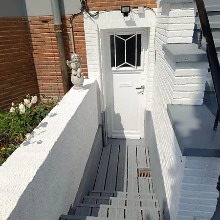 Le White Garden De Panne